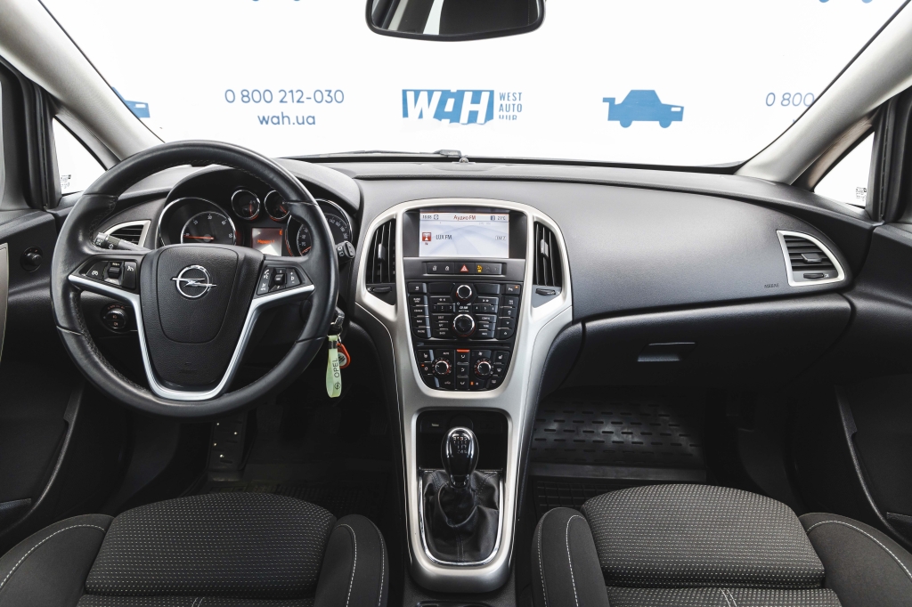 Opel Astra J 2011 фото 25