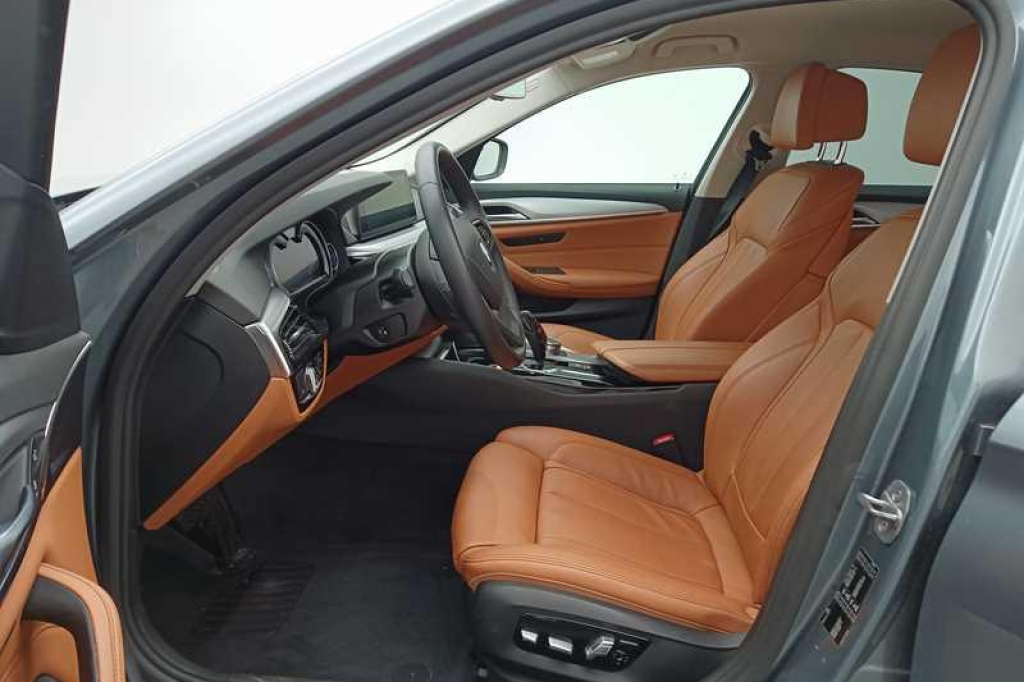 BMW 5 Series 2018 photo 2