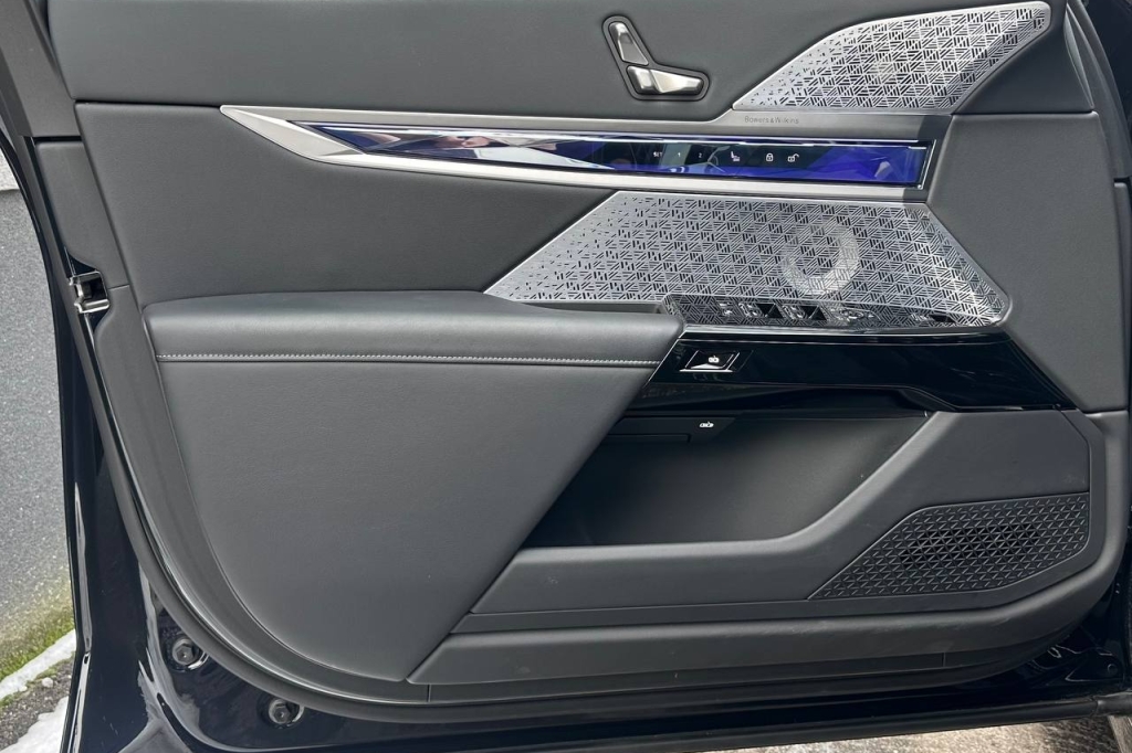 BMW i7 2023 photo 10