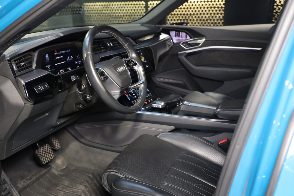 Audi e-tron S 2020 фото 23