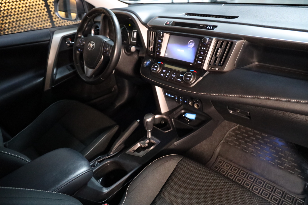 Toyota RAV4 2017 фото 10