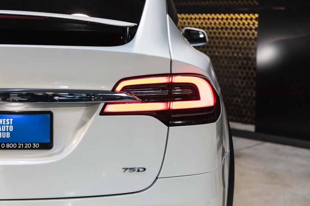 Tesla Model X 75D 2017 фото 9