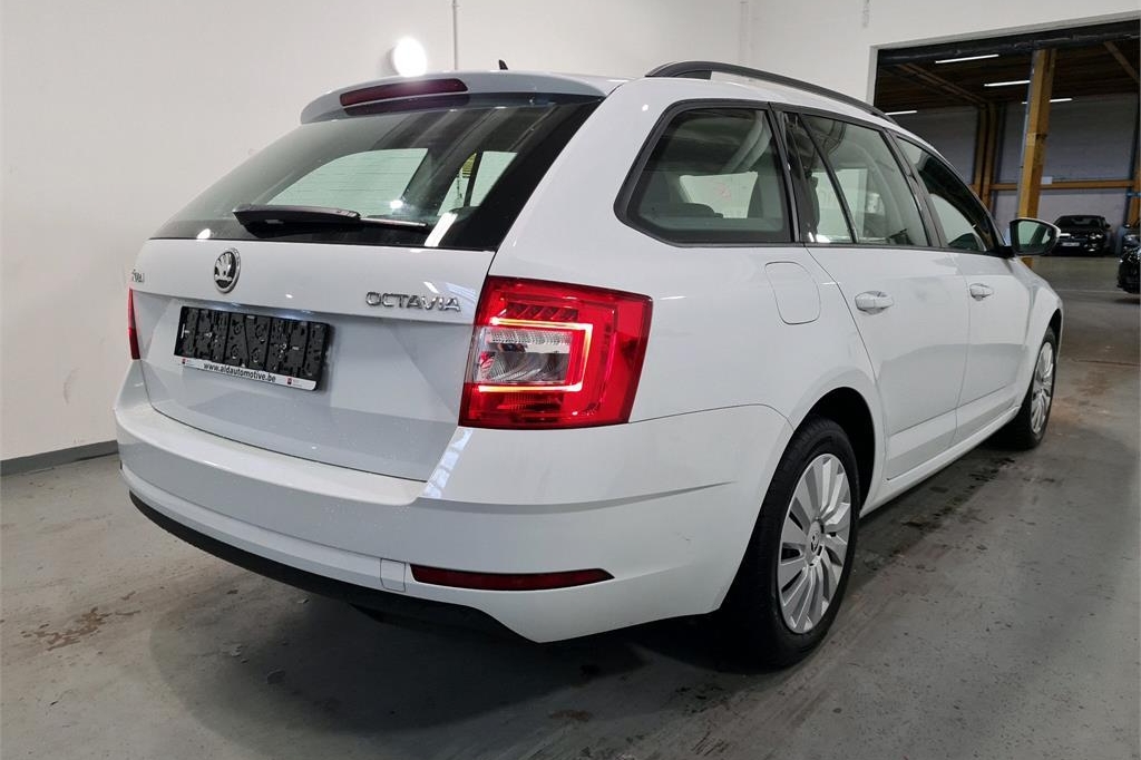 Skoda Octavia Combi 2018 фото 1