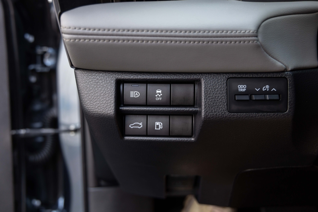 Toyota Avalon Hybrid 2020 фото 18