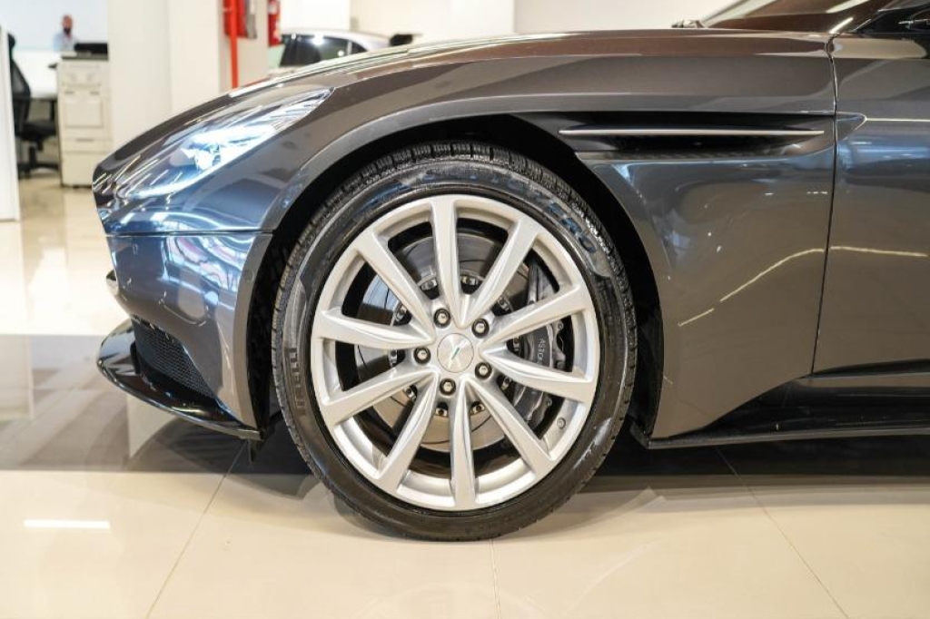 Aston Martin DB11 2018 фото 7