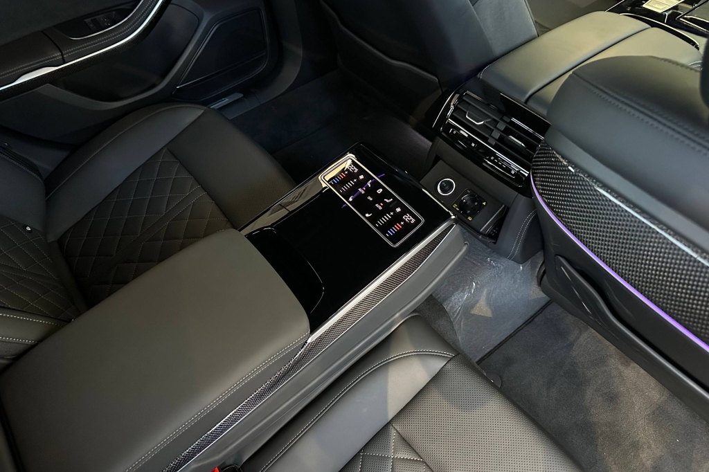 Audi S8 2025 фото 17