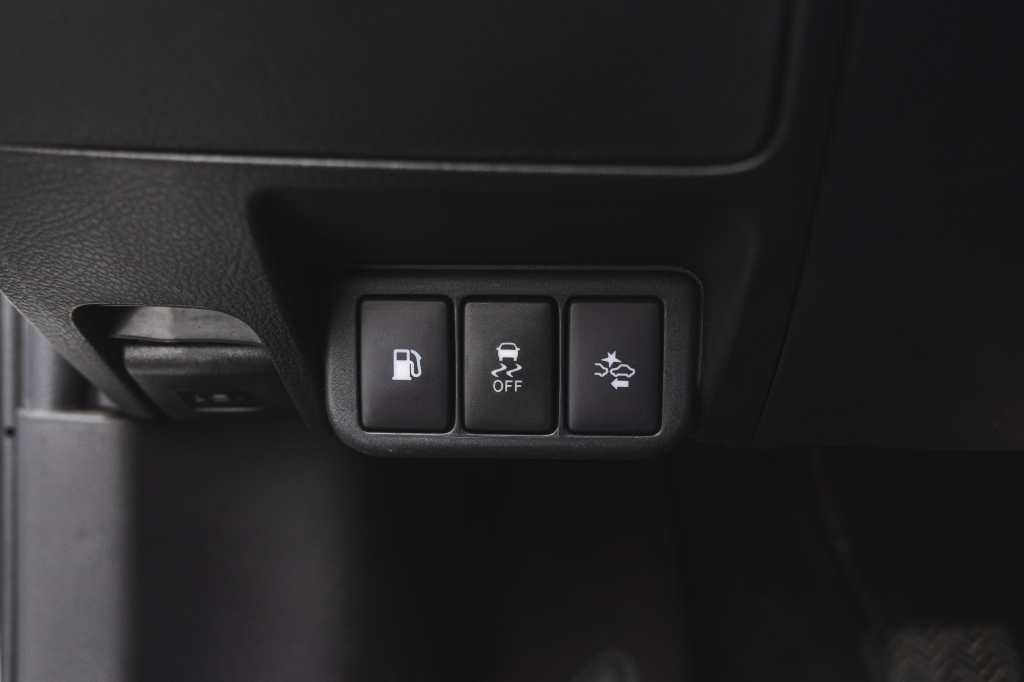 Toyota Avensis 2016 фото 17