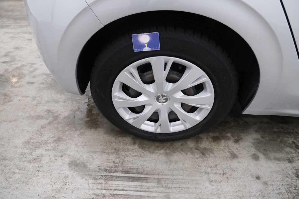 Peugeot 208 2017 фото 45