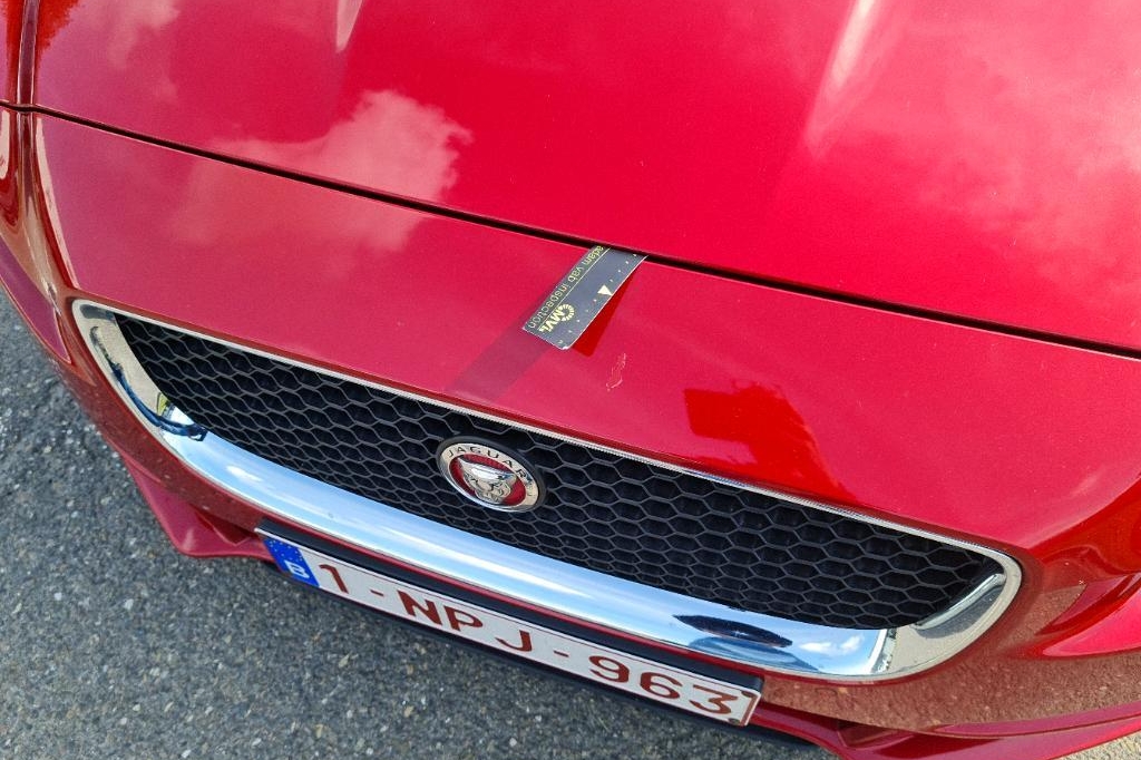 Jaguar XE 2016 photo 17