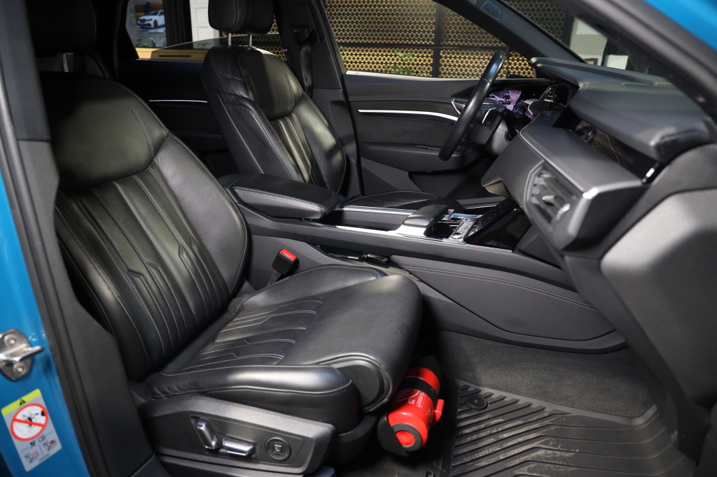 Audi e-tron S 2020 фото 11