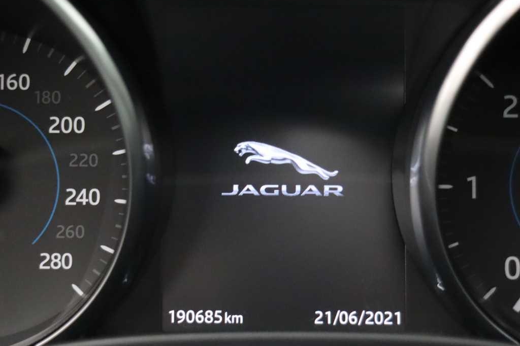 Jaguar XE 2017 photo 3