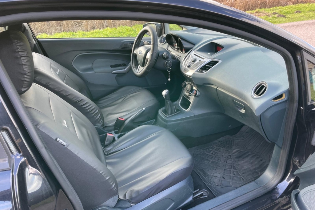 Ford Fiesta 2011 фото 10