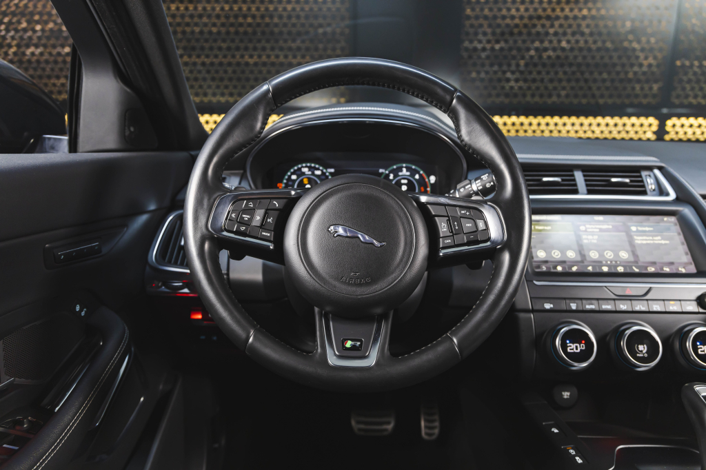 Jaguar E-Pace 2018 фото 28