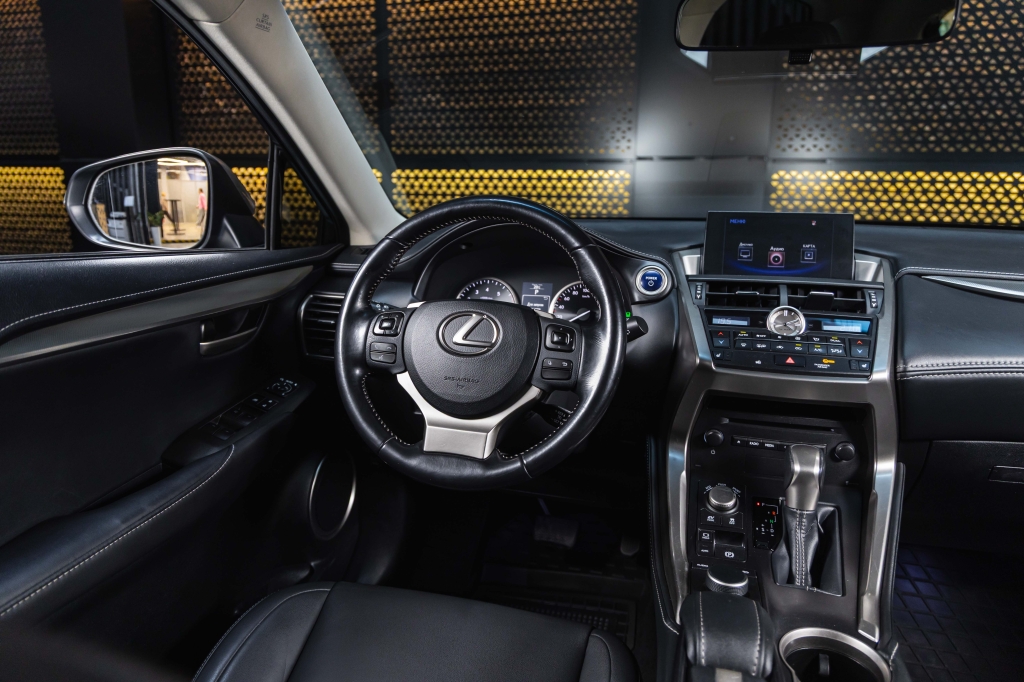 Lexus NX 300H 2016 фото 21