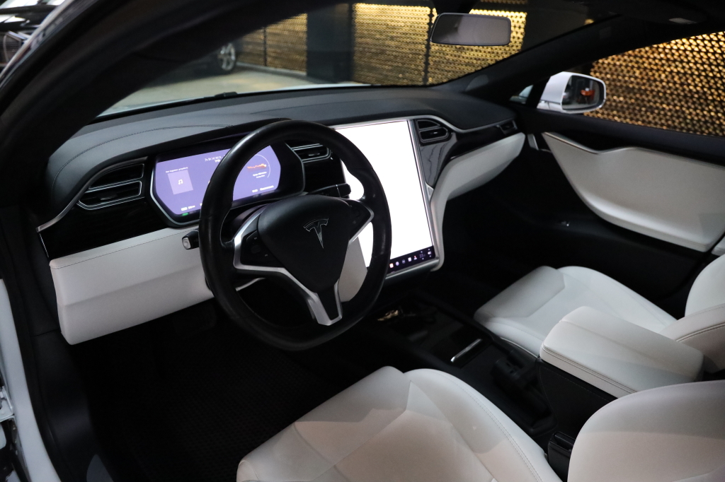 Tesla Model S 2017 фото 19