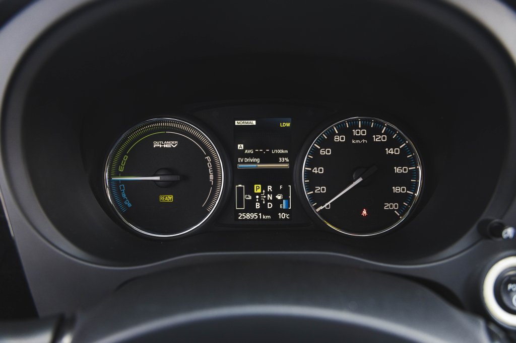 Mitsubishi Outlander PHEV Plug-In Hybrid 2013 photo 21