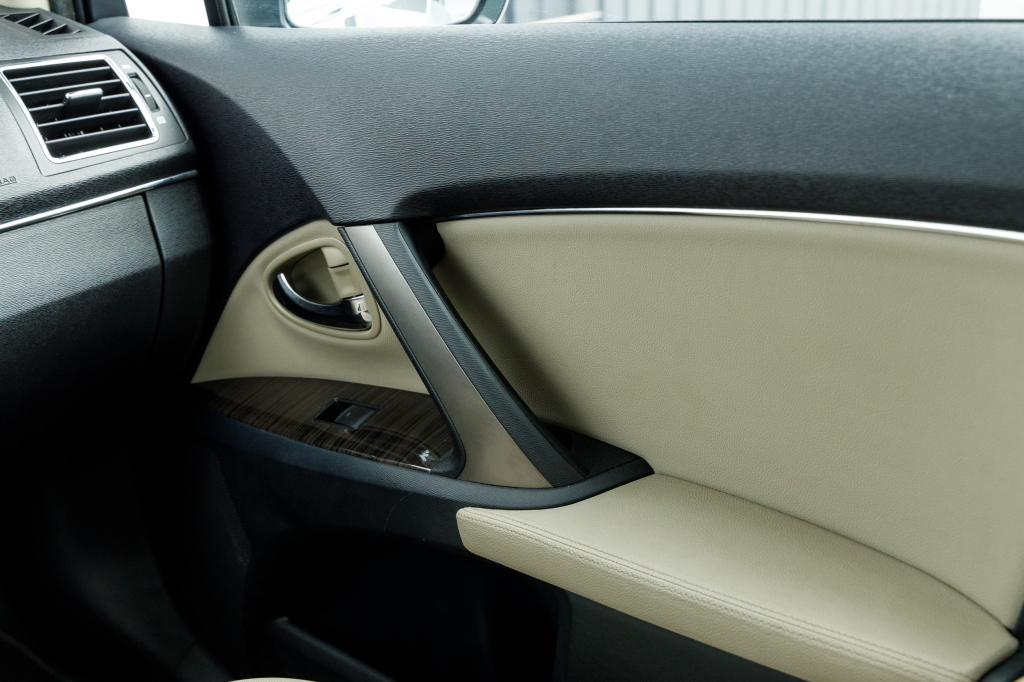 Toyota Avensis 2014 фото 19