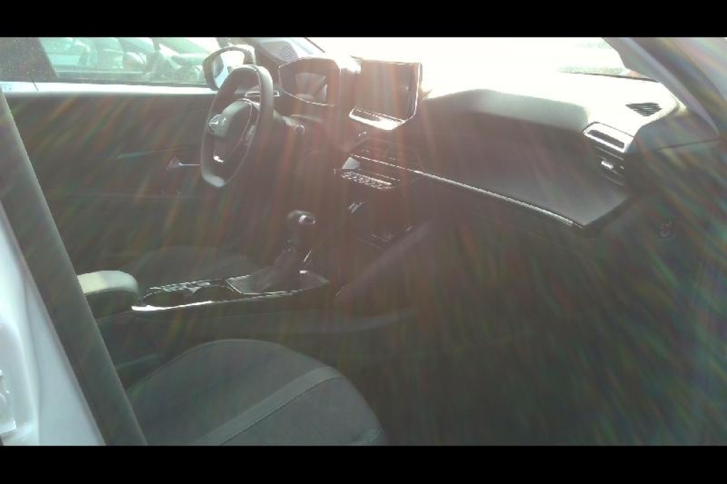 Peugeot 208 2020 фото 3