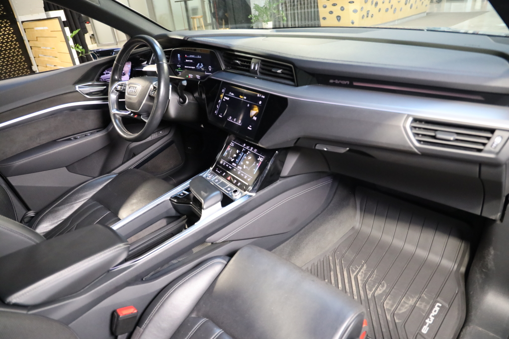 Audi e-tron S 2020 фото 18