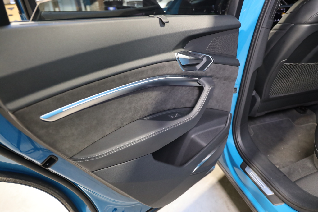 Audi e-tron S 2020 фото 33