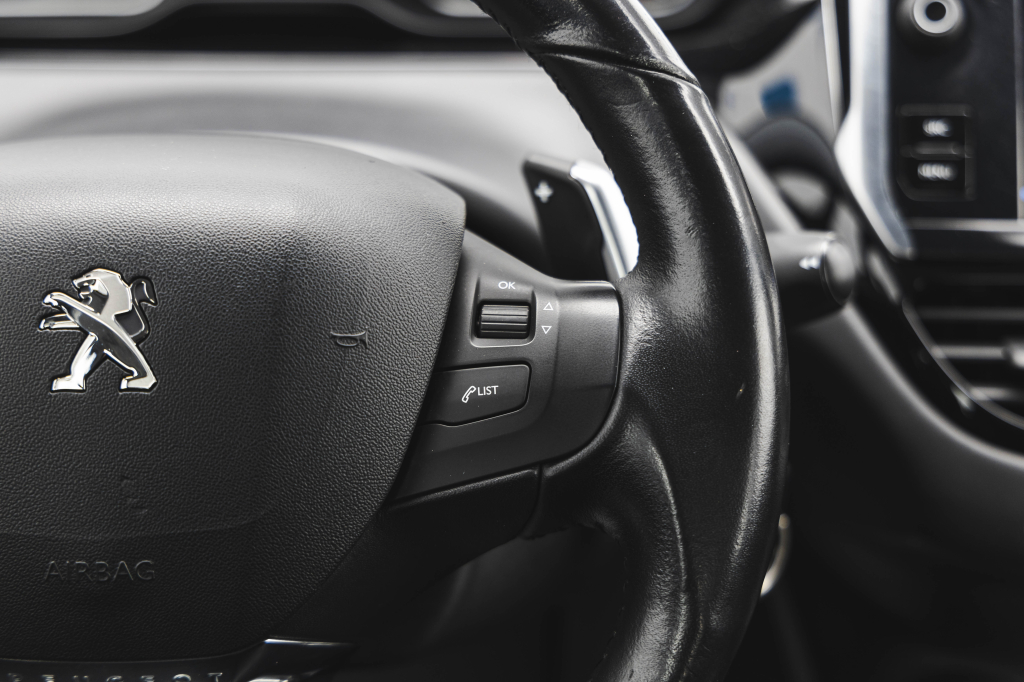 Peugeot 208 2017 фото 21