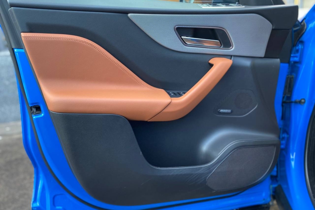 Jaguar F-Pace SVR 2020 photo 6