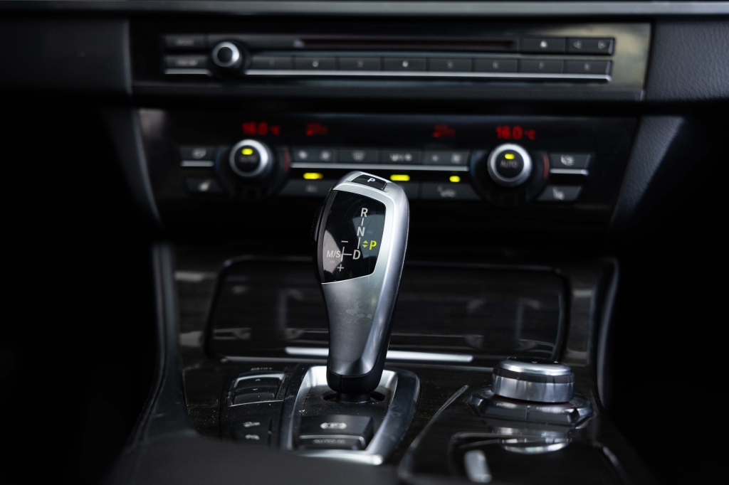 BMW 5 Series 2011 фото 27