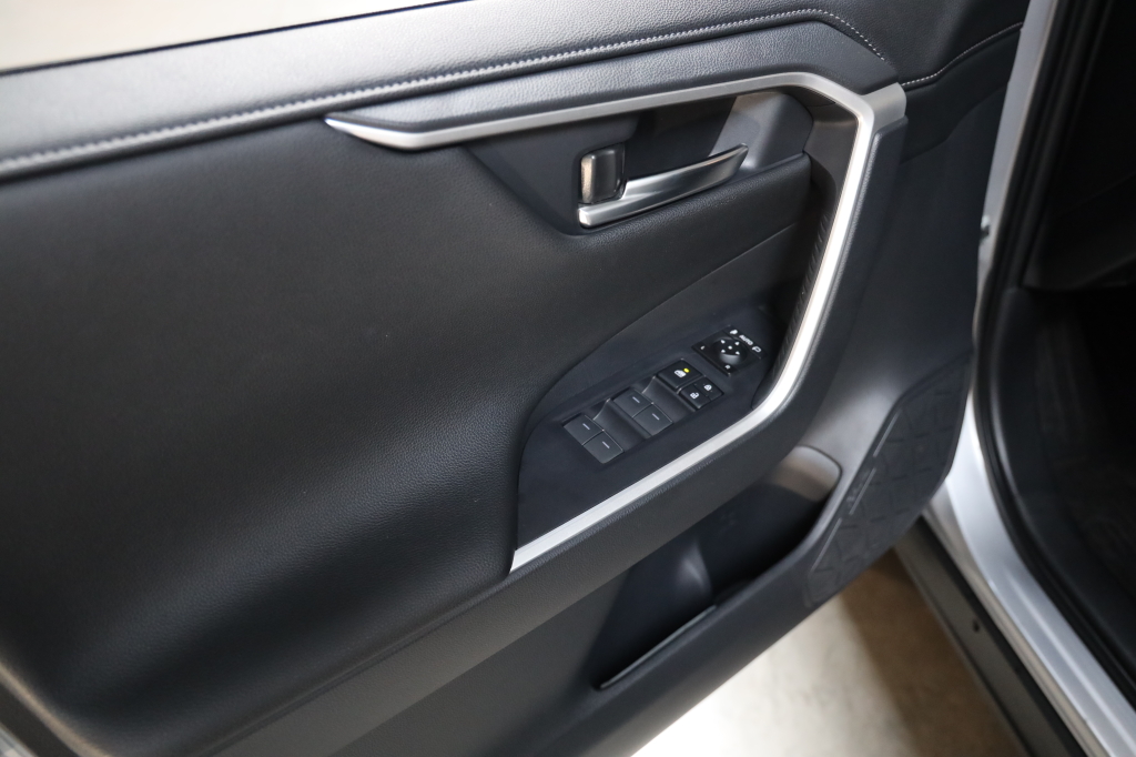 Toyota RAV4 2023 фото 12