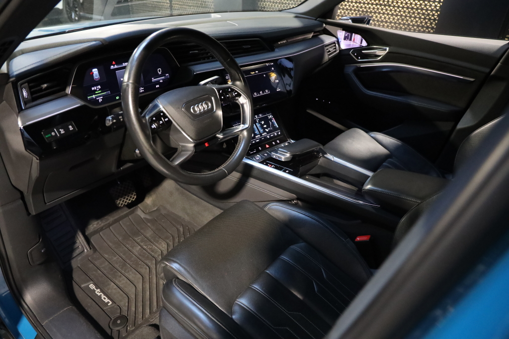 Audi e-tron S 2020 фото 30