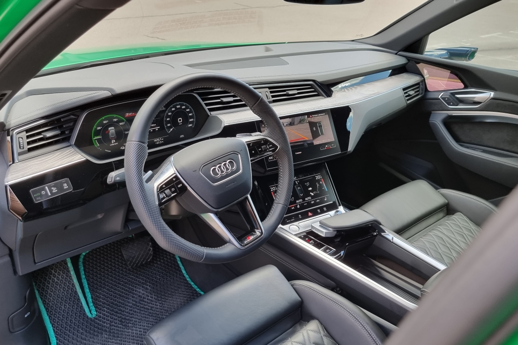 Audi e-tron 2020 фото 17