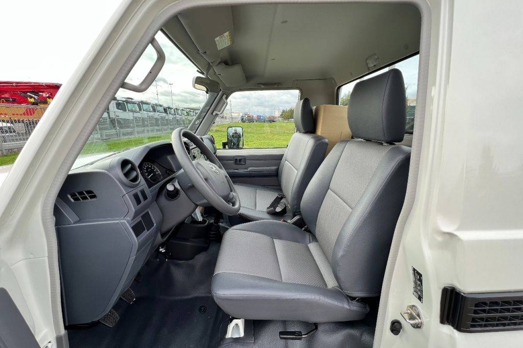 Toyota Land Cruiser 4x4 4.2D 2023 фото 8