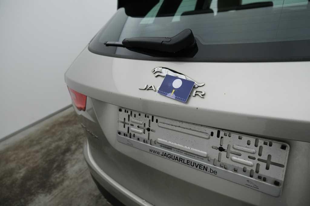 Jaguar F-Pace 2016 фото 27