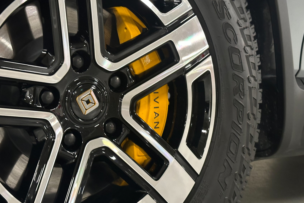 Rivian R1S 2023 photo 2