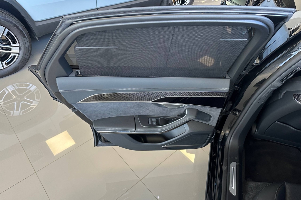 Audi S8 2025 фото 15