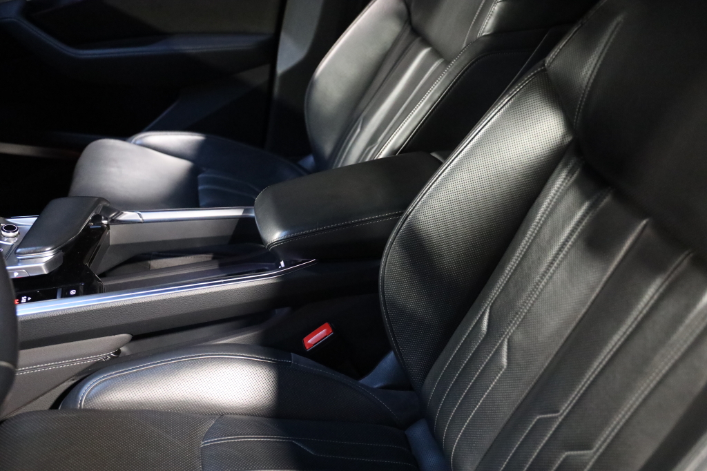 Audi e-tron S 2020 фото 17