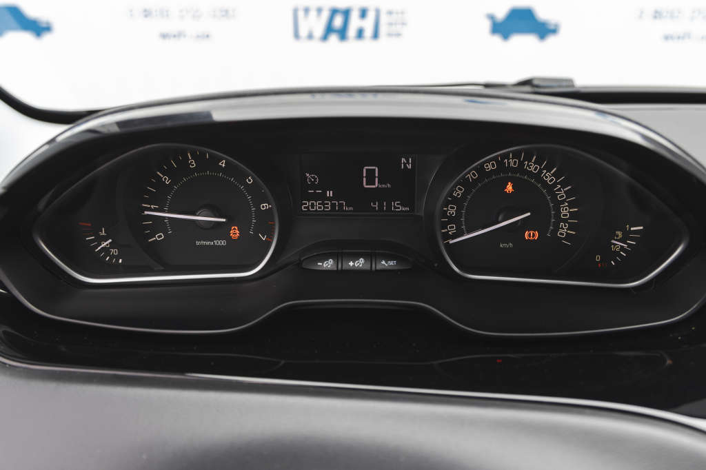 Peugeot 208 2017 фото 19