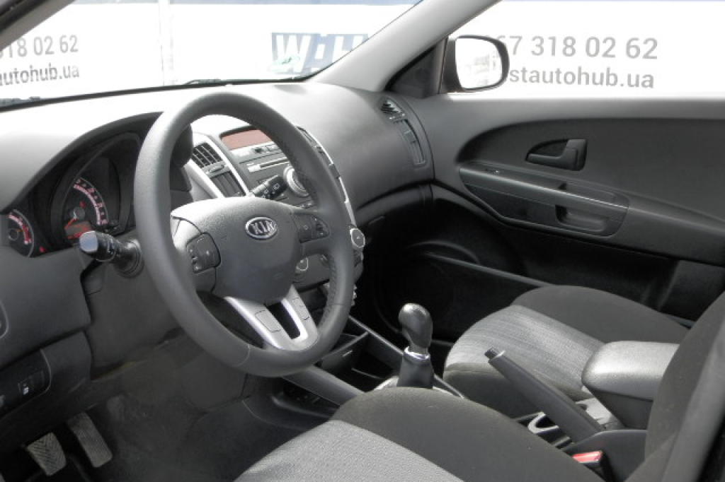 Kia Ceed 2010 photo 11