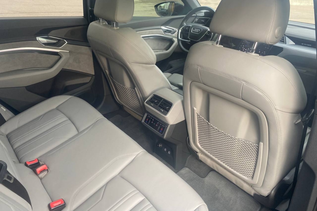 Audi e-tron 2019 фото 14