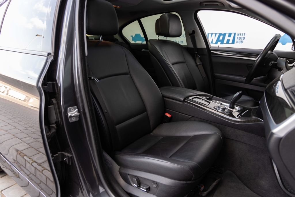 BMW 5 Series 2011 фото 30