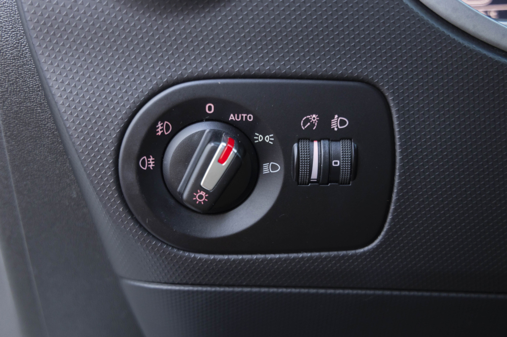 SEAT Leon 2011 фото 21