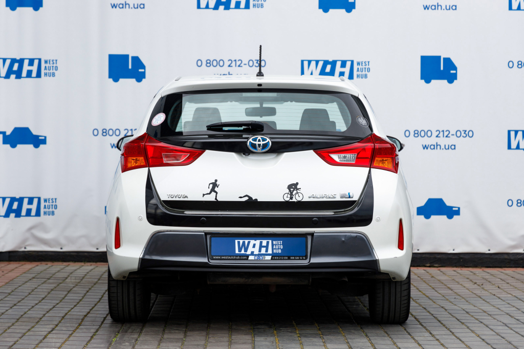 Toyota Auris Hybrid 2012 фото 2