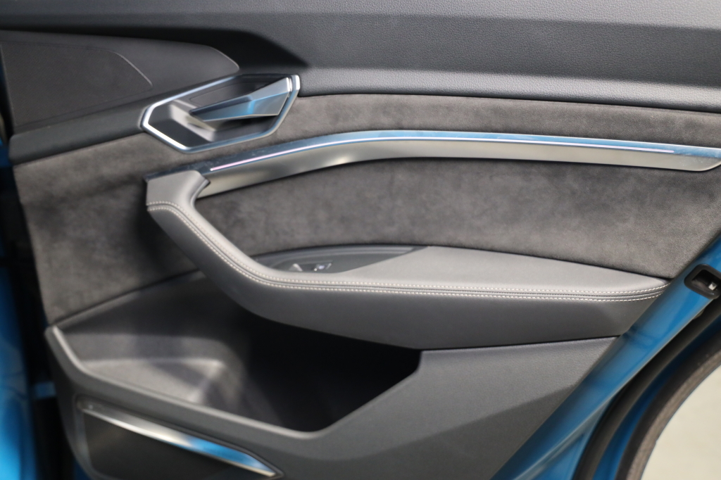 Audi e-tron S 2020 фото 28