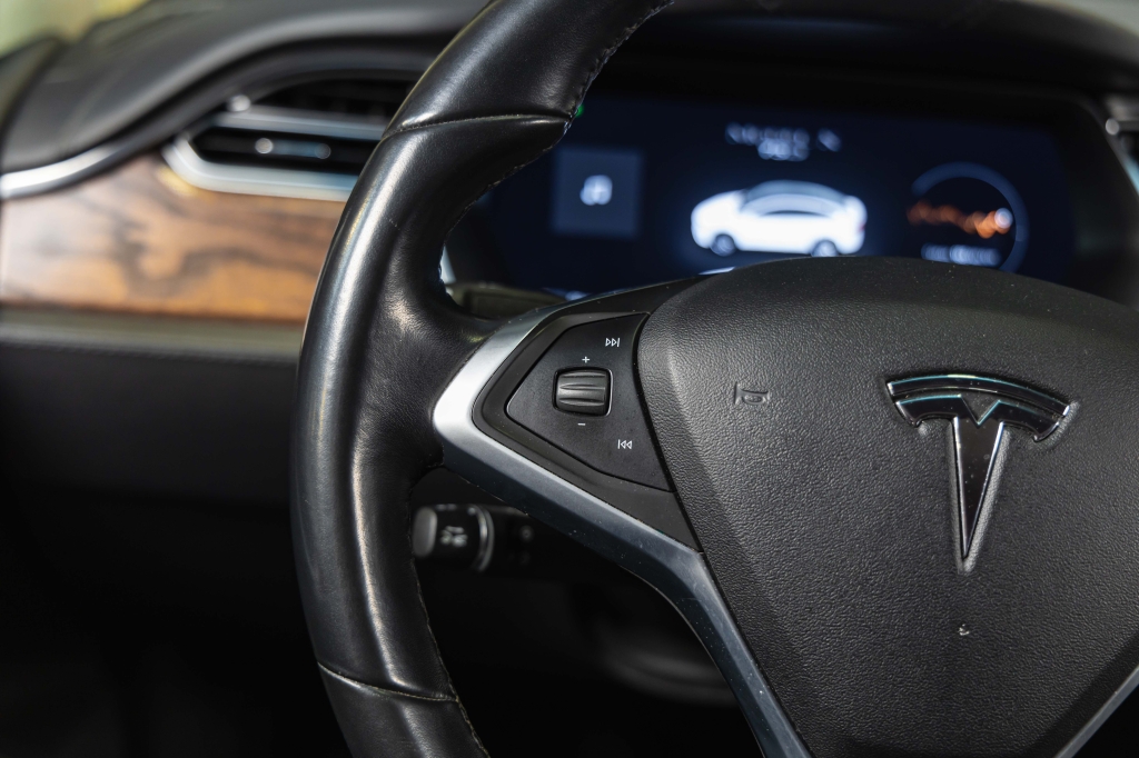 Tesla Model X 75D 2017 фото 20