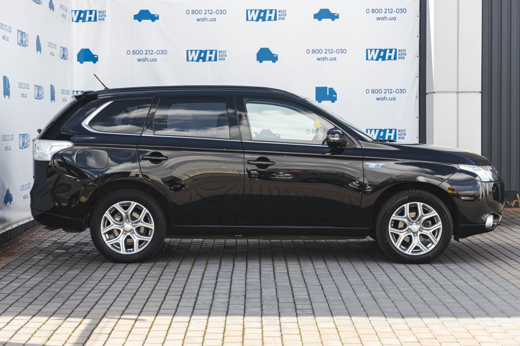 Mitsubishi Outlander PHEV Plug-In Hybrid 2013 photo 6