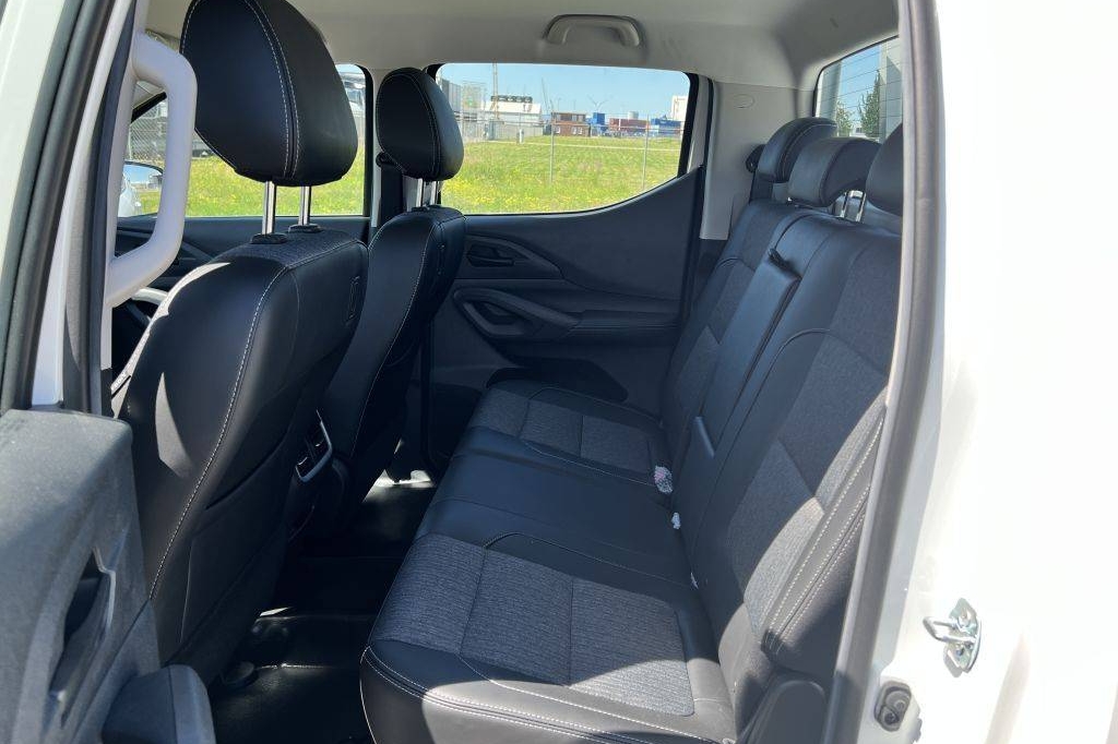 Peugeot Landtrek Double Cab 4x4 1.9L Diesel 6-Speed 2023 фото 12