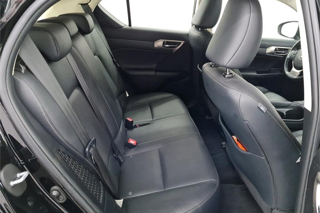 Lexus CT 200h 2016 photo 2