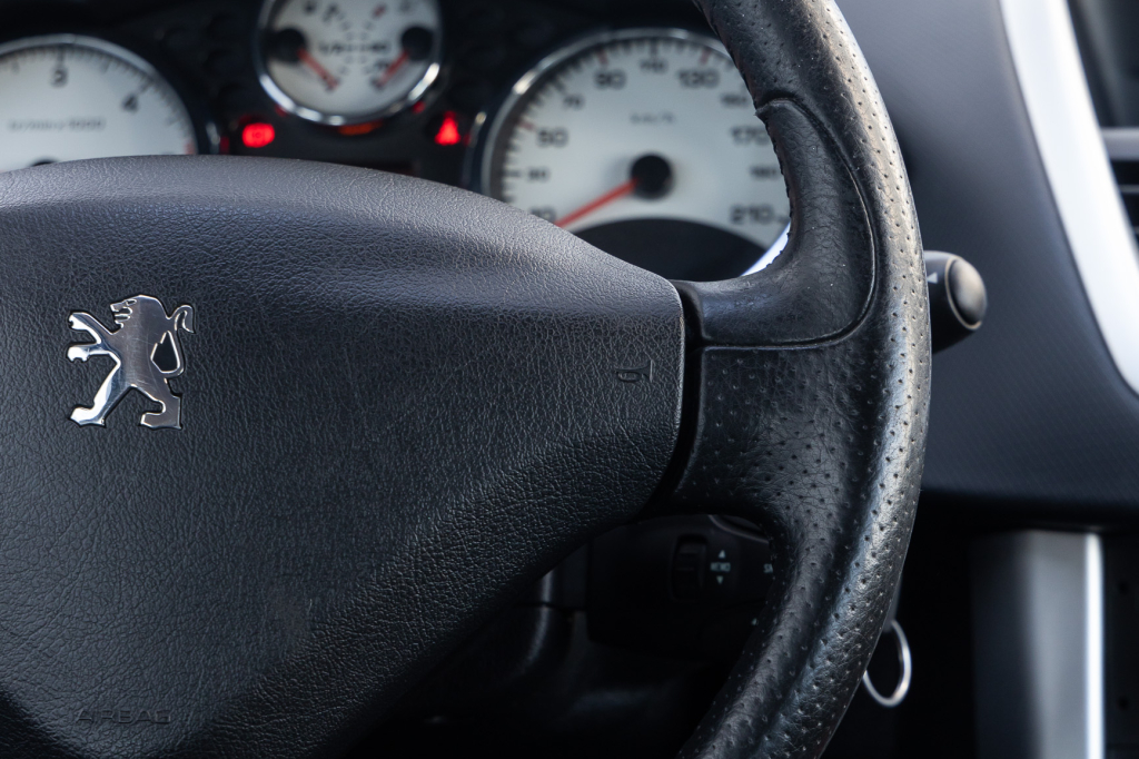 Peugeot 207 Urban Move 2011 photo 19