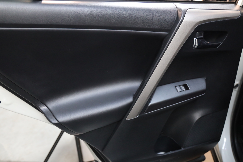 Toyota RAV4 2017 фото 22