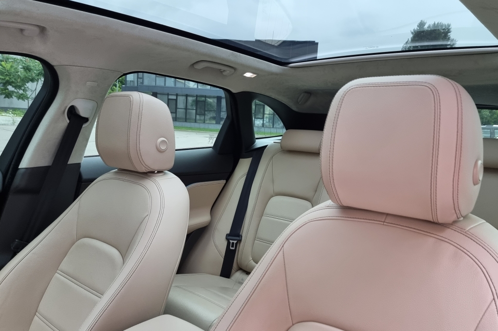 Jaguar F-Pace 2018 photo 17