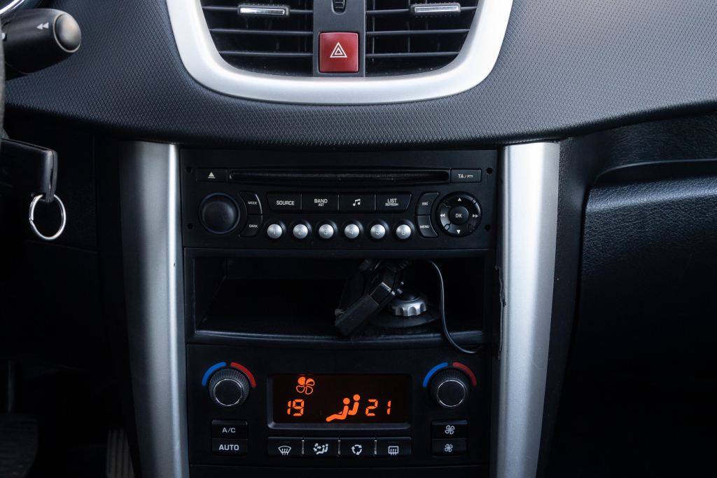 Peugeot 207 Urban Move 2011 photo 8